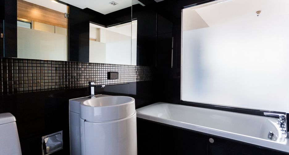 For rent 2 bedrooms condo in Phra Khanong, Bangkok