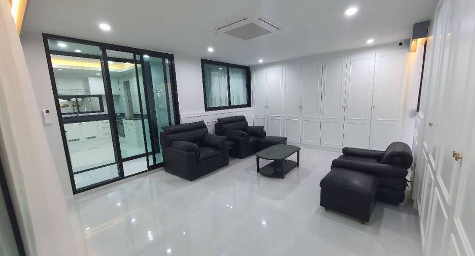 À louer 5 chambres maison à Lat Phrao, Bangkok