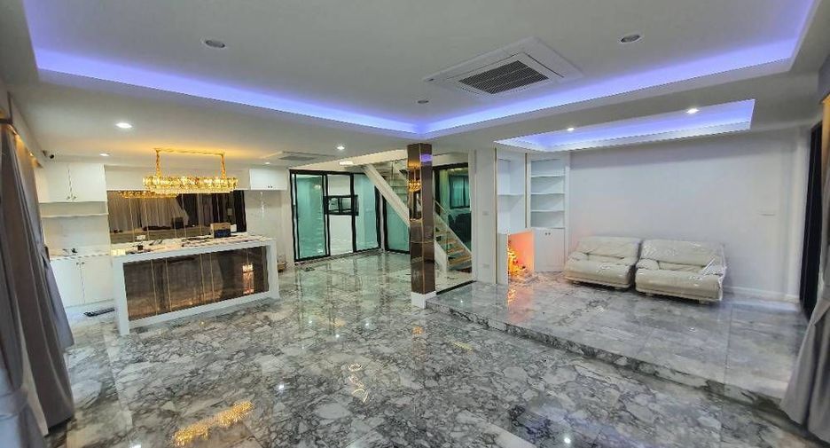 À louer 5 chambres maison à Lat Phrao, Bangkok