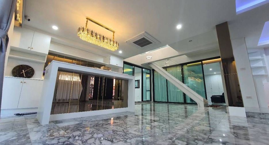 À louer 5 chambres maison à Lat Phrao, Bangkok