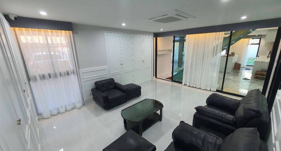 À louer 5 chambres maison à Lat Phrao, Bangkok
