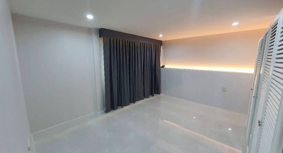 À louer 5 chambres maison à Lat Phrao, Bangkok