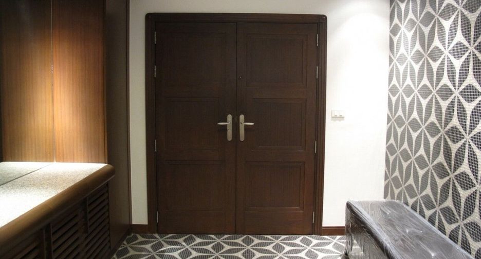 For rent 3 bedrooms condo in Khlong Toei, Bangkok
