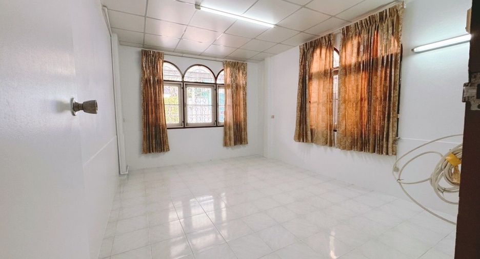 For rent 3 bedrooms house in Lat Phrao, Bangkok