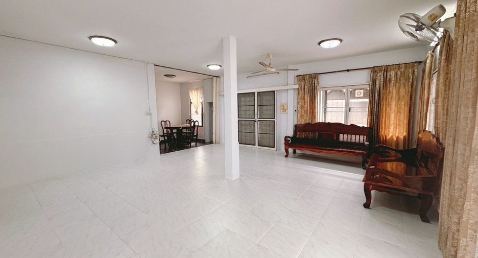 For rent 3 bedrooms house in Lat Phrao, Bangkok