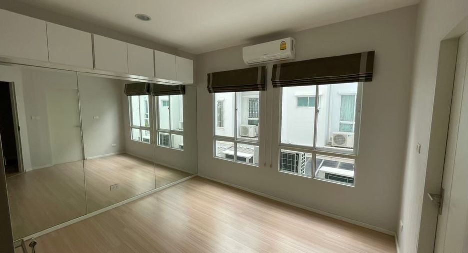 For sale 3 bedrooms townhouse in Bueng Kum, Bangkok