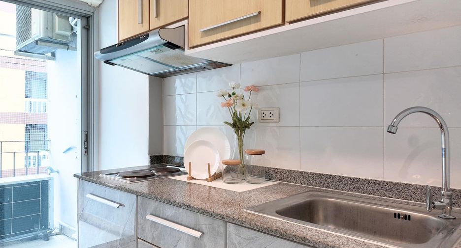 For sale 2 bedrooms condo in Huai Khwang, Bangkok