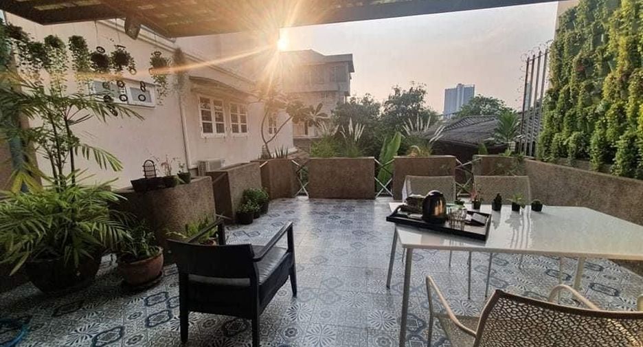 À vendre 4 chambres maison de ville à Yan Nawa, Bangkok