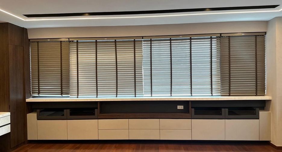 For sale 3 bedrooms condo in Khlong Toei, Bangkok