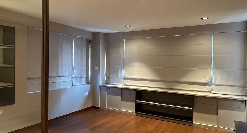 For sale 3 bedrooms condo in Khlong Toei, Bangkok