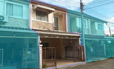 Casa adosada en venta de 3 habitaciones en Bang Khen, Bangkok