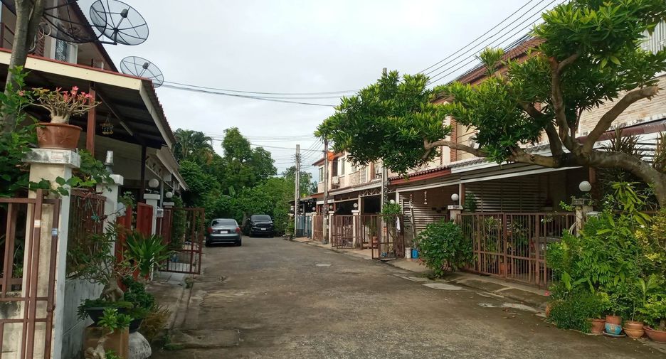 For sale 3 bedrooms townhouse in Bang Khen, Bangkok