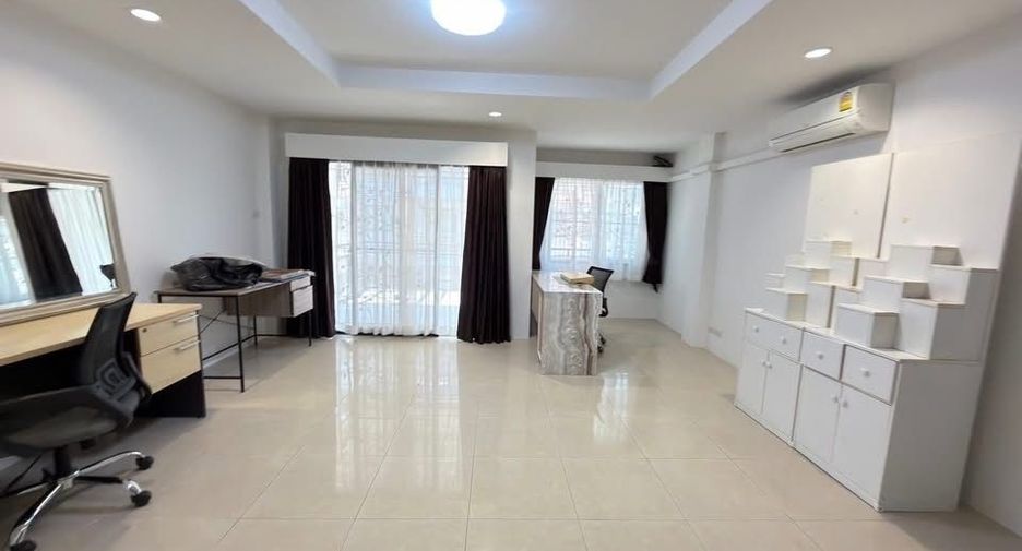 Reihenhaus zur Miete mit 3 Zimmer in Suan Luang, Bangkok