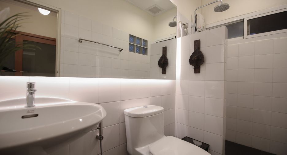 For rent 3 bedrooms house in Saphan Sung, Bangkok
