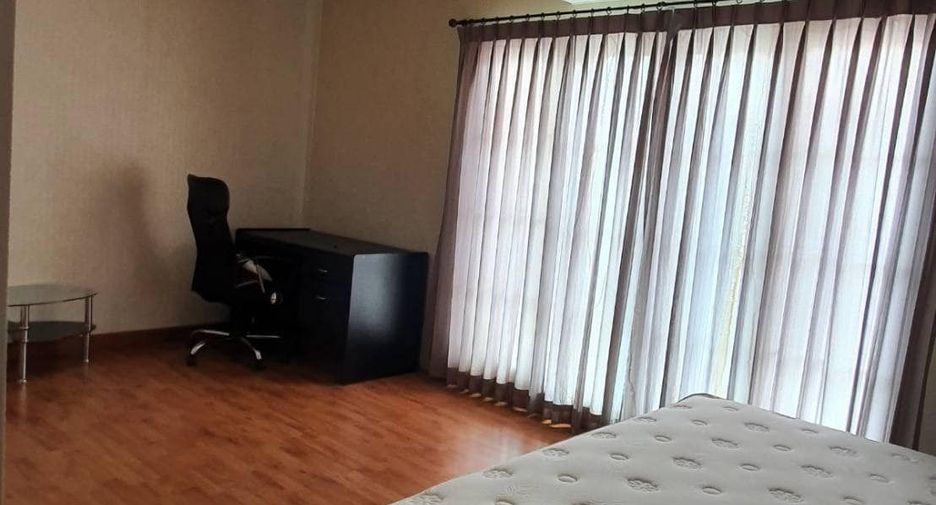 For rent 3 bedrooms townhouse in Bang Kapi, Bangkok
