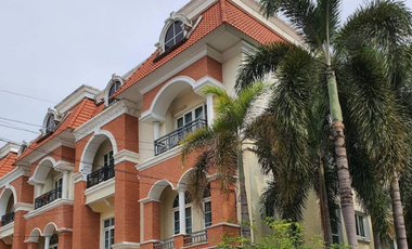 Casa adosada en alquiler de 3 habitaciones en Bang Kapi, Bangkok