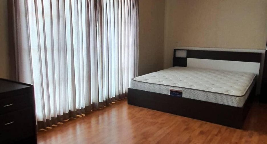 For rent 3 bedrooms townhouse in Bang Kapi, Bangkok