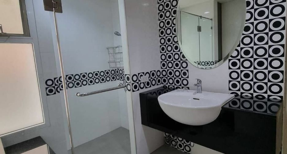 Apartamento en alquiler de 3 habitaciones en Watthana, Bangkok