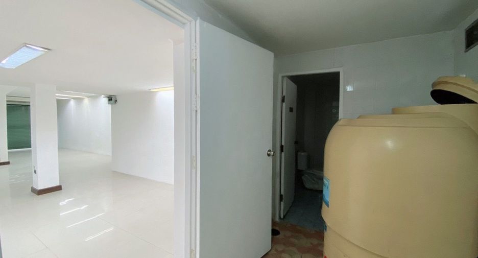 For sale 3 bedrooms retail Space in Bang Sue, Bangkok