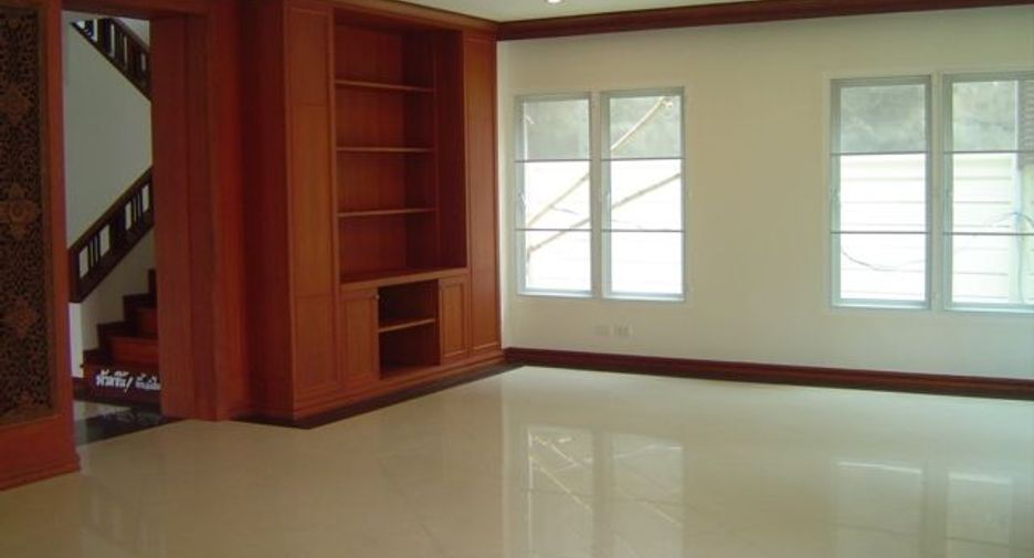 For rent 4 bedrooms house in Khlong Toei, Bangkok