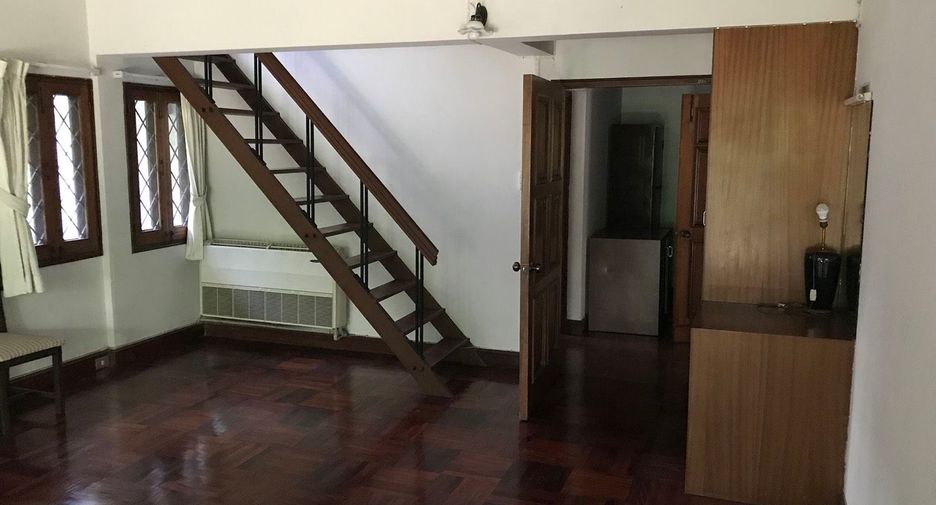 Haus zur Miete mit 3 Zimmer in Watthana, Bangkok
