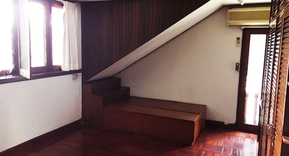 Haus zur Miete mit 3 Zimmer in Watthana, Bangkok