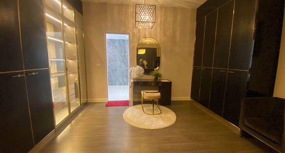 For rent 5 bedrooms townhouse in Wang Thonglang, Bangkok