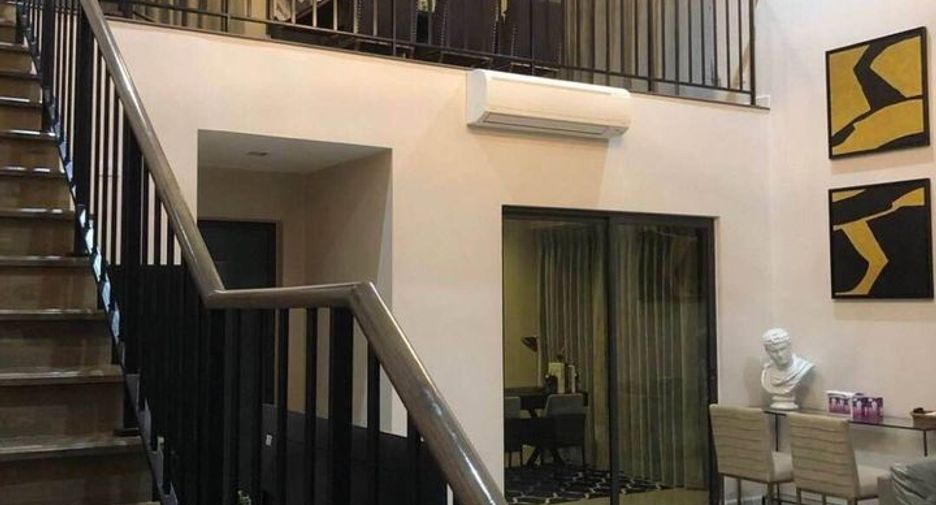 For rent 5 bedrooms townhouse in Wang Thonglang, Bangkok