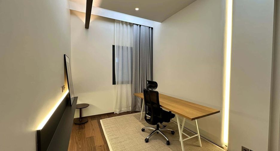 For rent 2 bedrooms condo in Khlong Toei, Bangkok