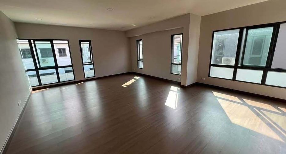 For rent 4 bedrooms house in Sai Mai, Bangkok