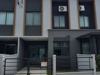 Casa adosada en venta de 3 habitaciones en Bang Sao Thong, Samut Prakan
