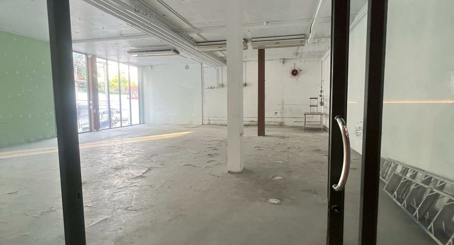 For rent retail Space in Watthana, Bangkok