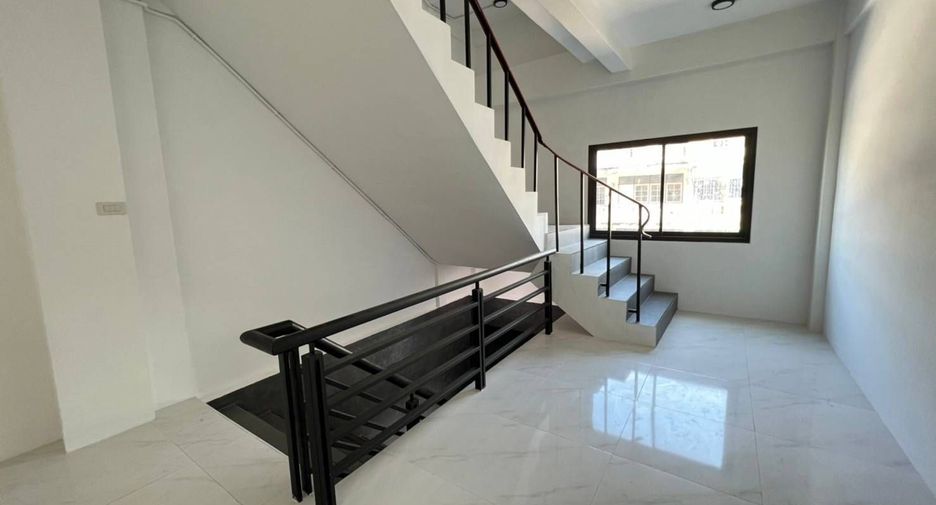 For rent 3 bedrooms retail Space in Thawi Watthana, Bangkok