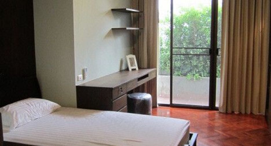 For rent 4 bedrooms condo in Watthana, Bangkok
