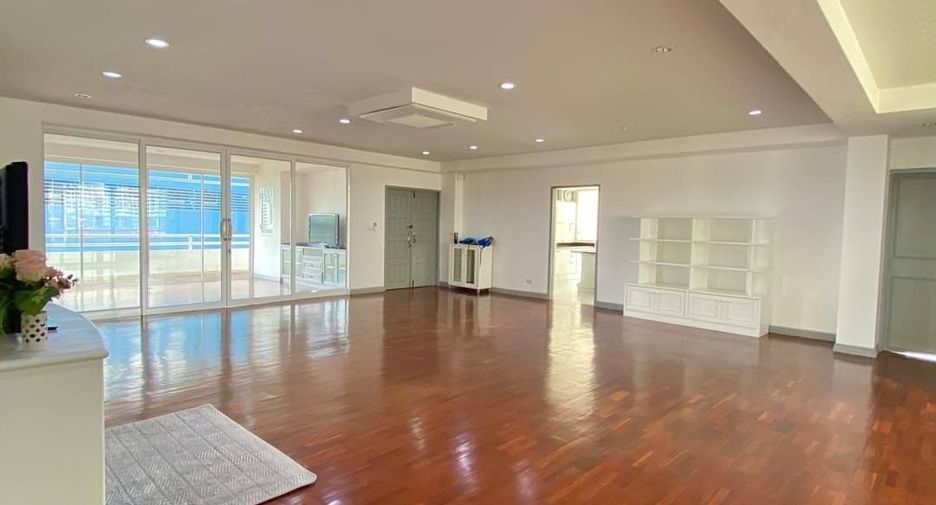 For rent 4 bedrooms apartment in Watthana, Bangkok
