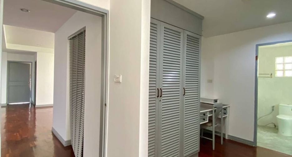 For rent 4 bedrooms apartment in Watthana, Bangkok