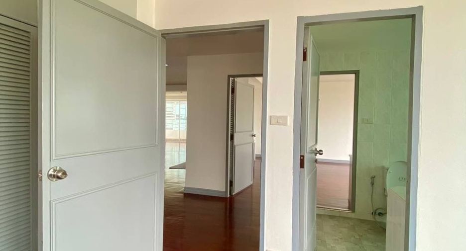 For rent 4 bedrooms apartment in Watthana, Bangkok