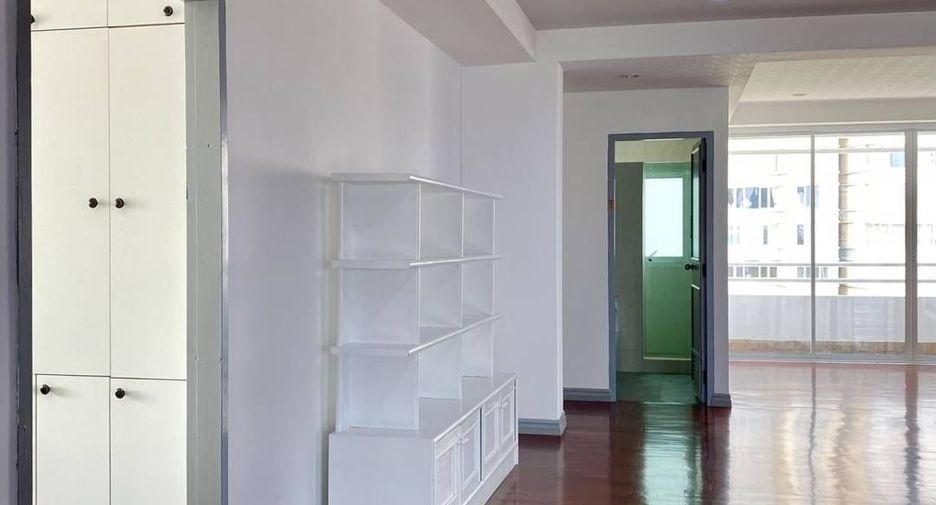 For rent 4 bedrooms apartment in Watthana, Bangkok