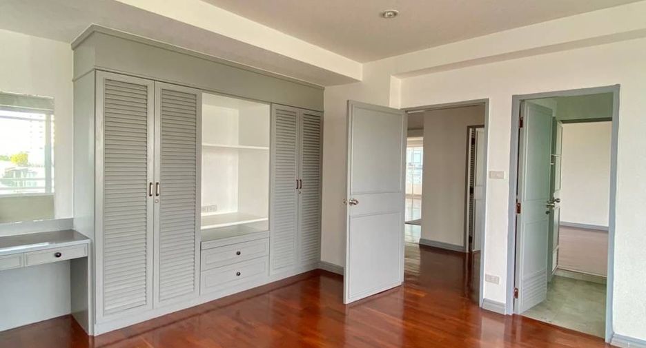 For rent 4 bedrooms apartment in Watthana, Bangkok