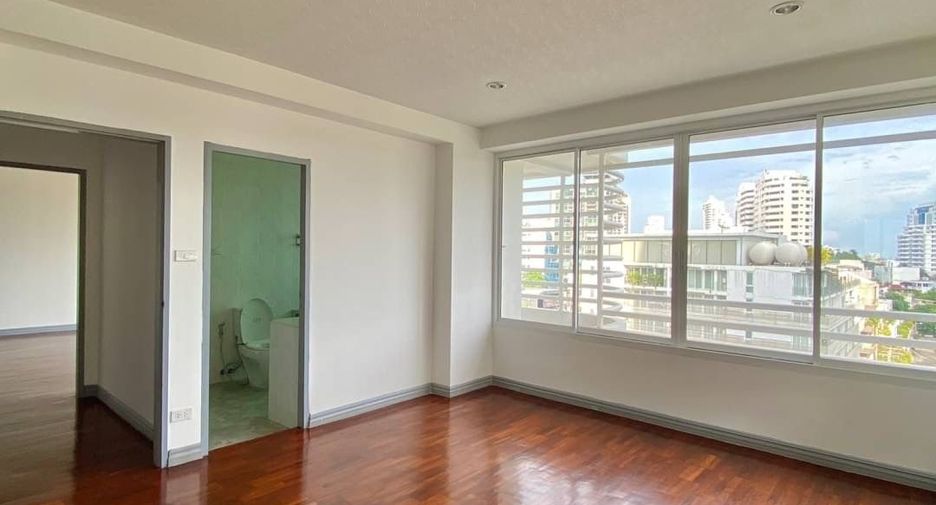 For rent 4 bedrooms apartment in Watthana, Bangkok