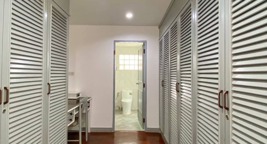 For rent 4 bedrooms apartment in Watthana, Bangkok