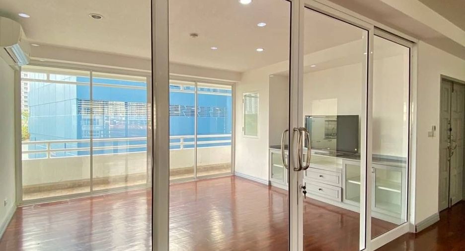 For rent 4 bedrooms apartment in Watthana, Bangkok