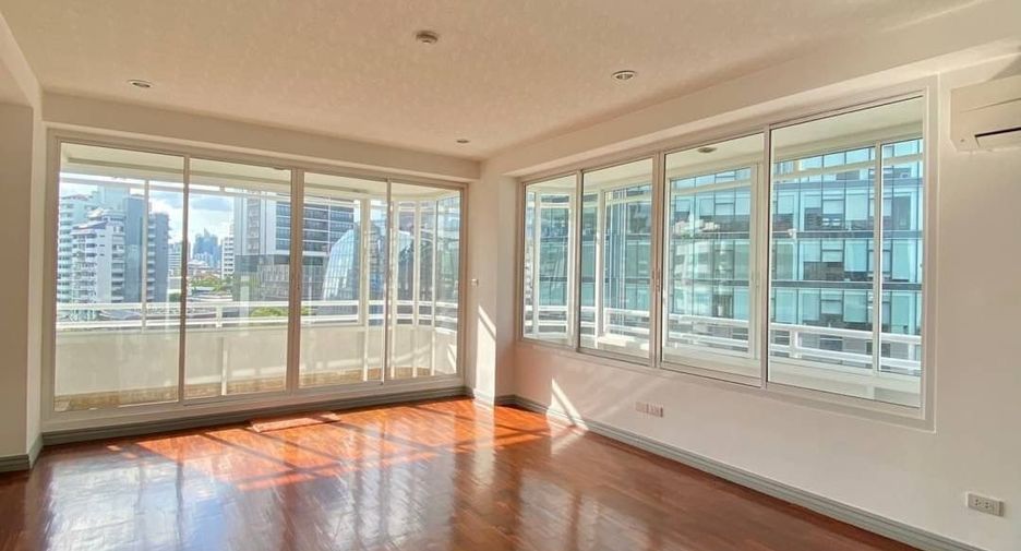 For rent 4 bedrooms apartment in Watthana, Bangkok