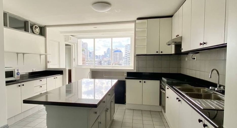 For rent 4 bedrooms apartment in Watthana, Bangkok