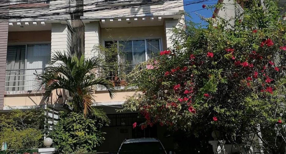 For sale 3 bedrooms townhouse in Bang Khen, Bangkok