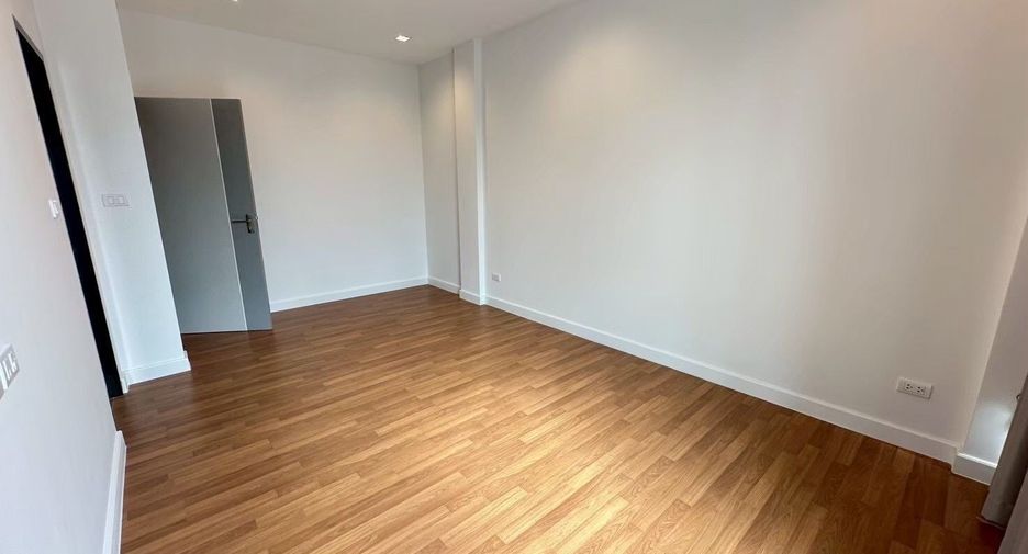 For rent 3 bedrooms townhouse in Lat Phrao, Bangkok