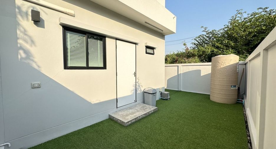 For rent 3 bedrooms townhouse in Lat Phrao, Bangkok