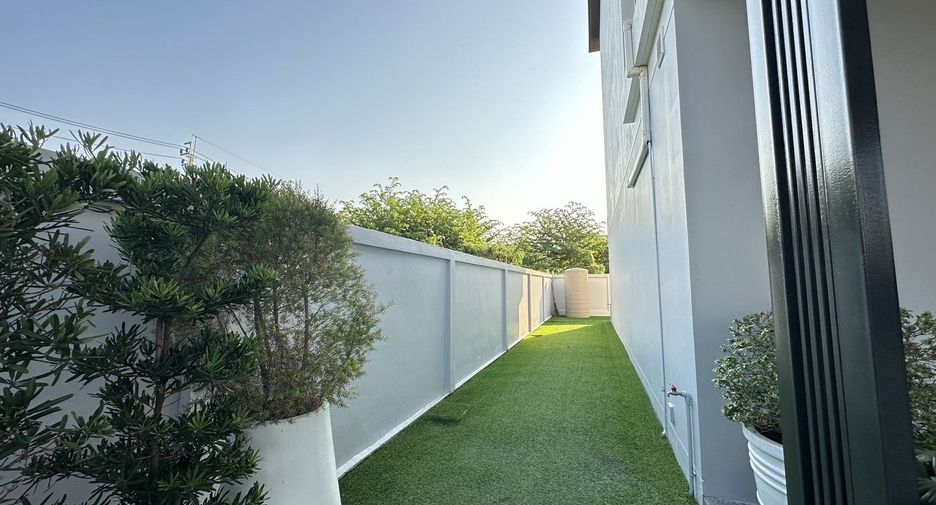 For rent 3 bedrooms townhouse in Lat Phrao, Bangkok