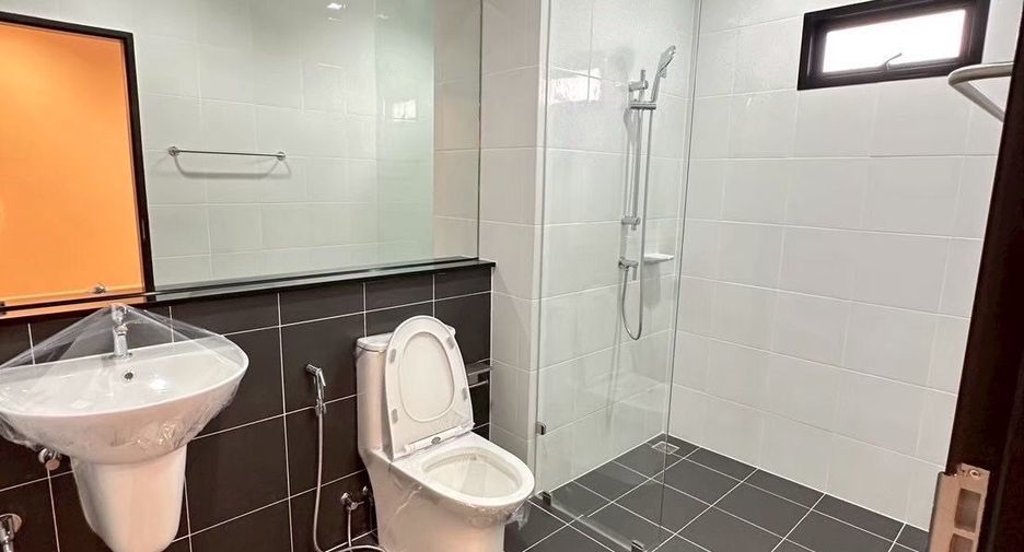 For rent 3 bedrooms townhouse in Lat Phrao, Bangkok