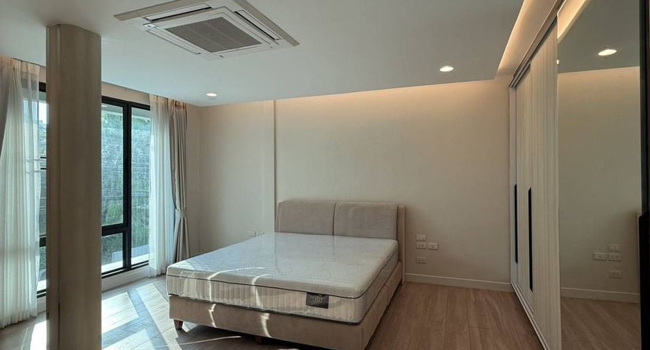 For rent 3 bedrooms townhouse in Watthana, Bangkok